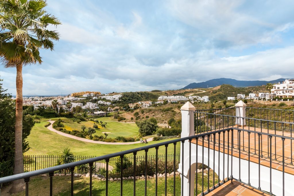 Beautiful front line golf Villa between Puerto Banus and Estepona – HRV501