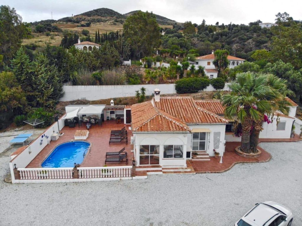 Country villa for sale in Almogía – R3364516